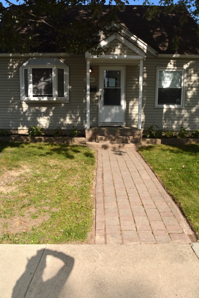 view of front of property featuring a front yard