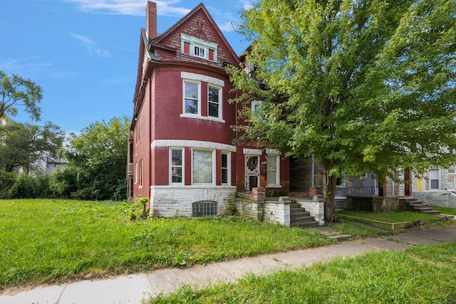 view of front of property featuring a front lawn