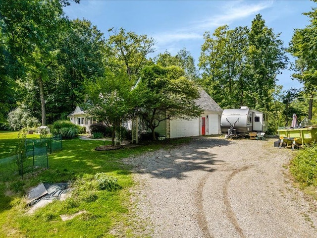 view of front of property featuring a front yard