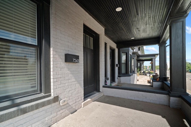 doorway to property with covered porch