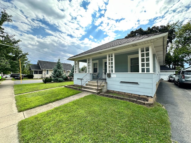 view of front of house featuring a porch and a front lawn