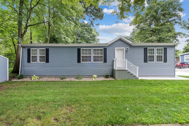 manufactured / mobile home featuring a front lawn