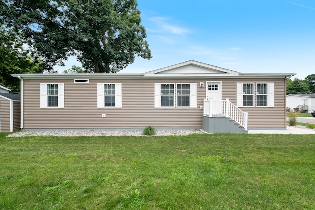 manufactured / mobile home featuring a front yard