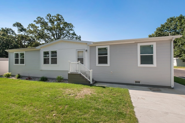 view of front of property with a front yard