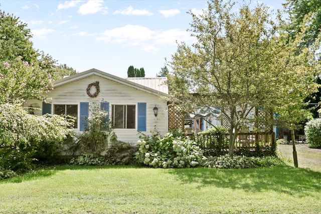 view of front of home with a front lawn