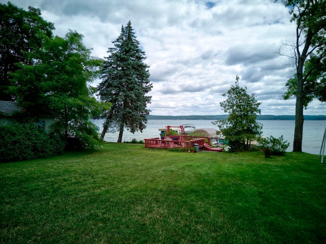 view of yard featuring a water view