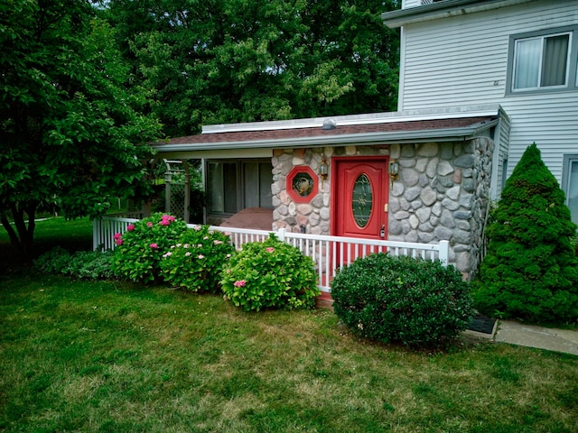 entrance to property featuring a yard