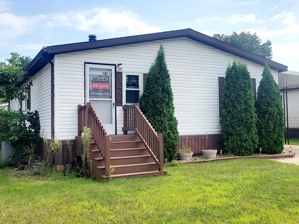 view of front of home featuring a front yard