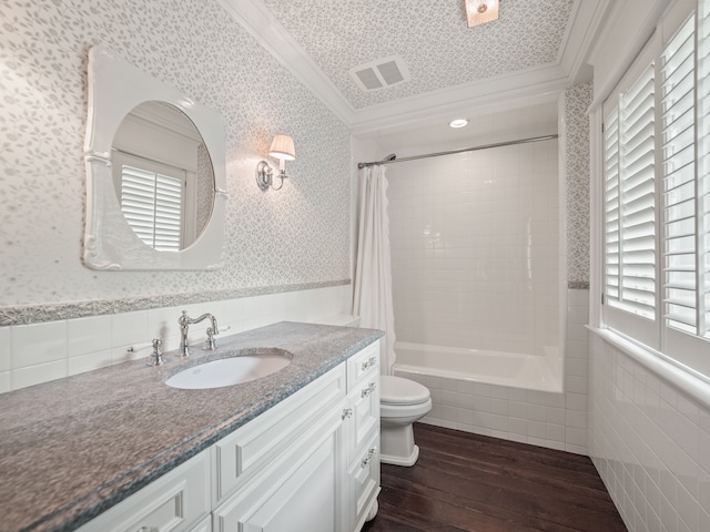 full bathroom featuring hardwood / wood-style floors, plenty of natural light, shower / bathtub combination with curtain, and crown molding