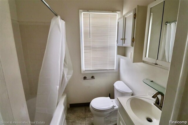 2439 Stieber St, Westland, MI 48186 - bathroom with toilet, tile patterned floors, vanity, shower / bath combo, and baseboards