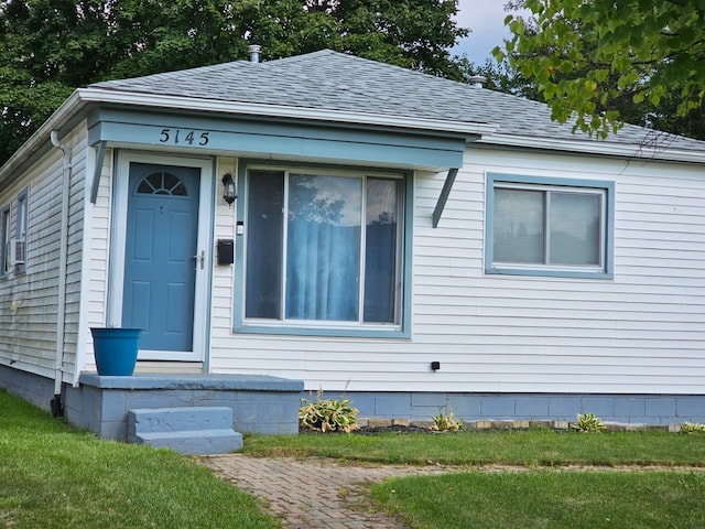 view of front of house with a front lawn