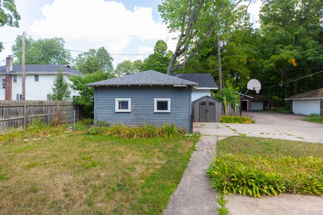 view of front facade featuring a storage shed and a front lawn