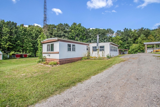 manufactured / mobile home featuring a front lawn