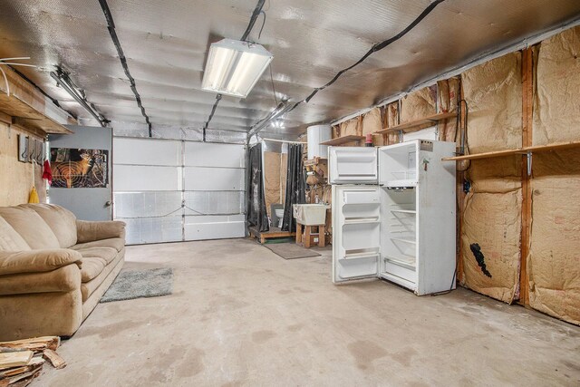 6662 Lorne Dr, Pentwater, MI 49449 - garage with a sink