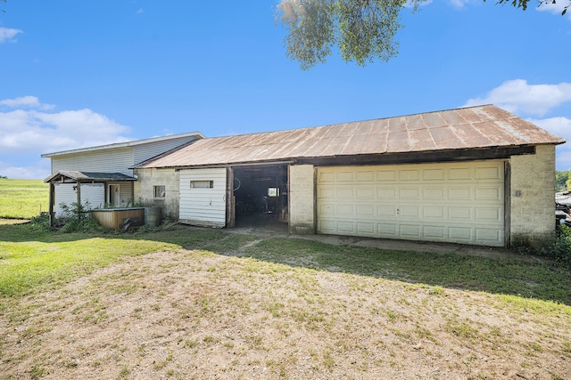 view of front of house featuring a garage and a front yard