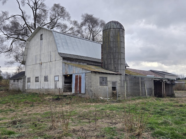 back of house featuring an outbuilding