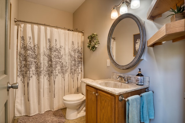 bathroom with a shower with curtain, vanity, and toilet