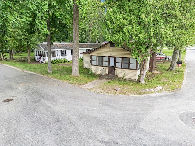 view of front of property with a front yard