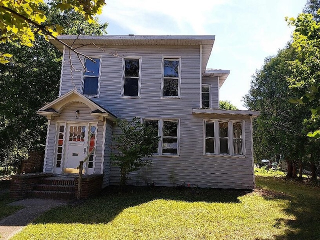 view of front of property featuring a front yard