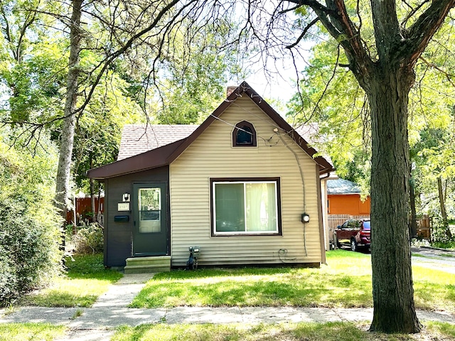 bungalow-style house featuring a front lawn