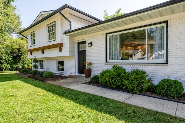 split level home featuring a front yard