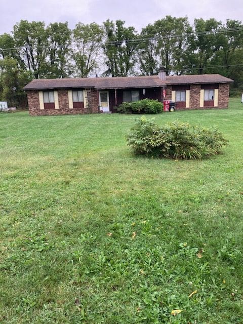 view of front facade with a front yard