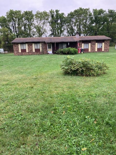 2366 Patterson Lake Rd, Pinckney, MI 48169 - ranch-style house featuring a front yard