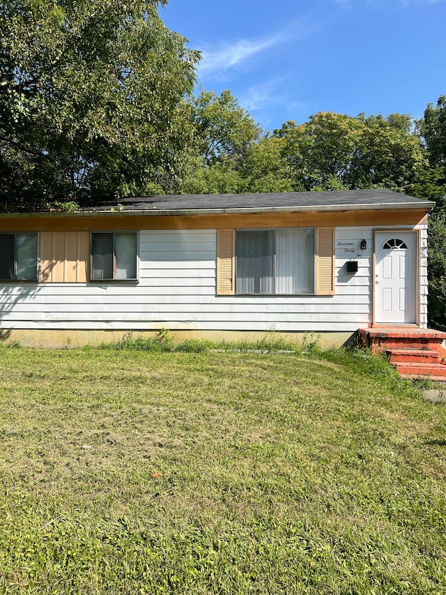 ranch-style home featuring a front yard