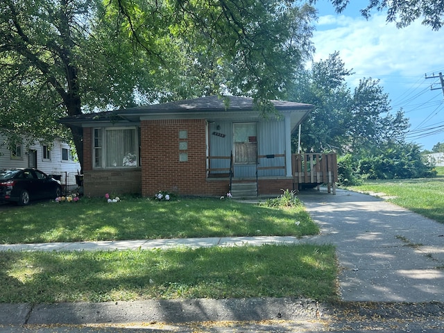 view of front of house with a front lawn