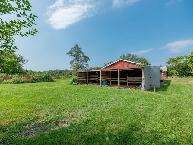 view of yard featuring an outbuilding