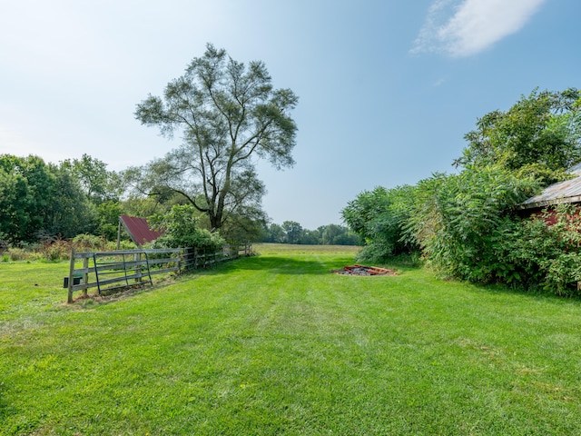 view of yard featuring a rural view