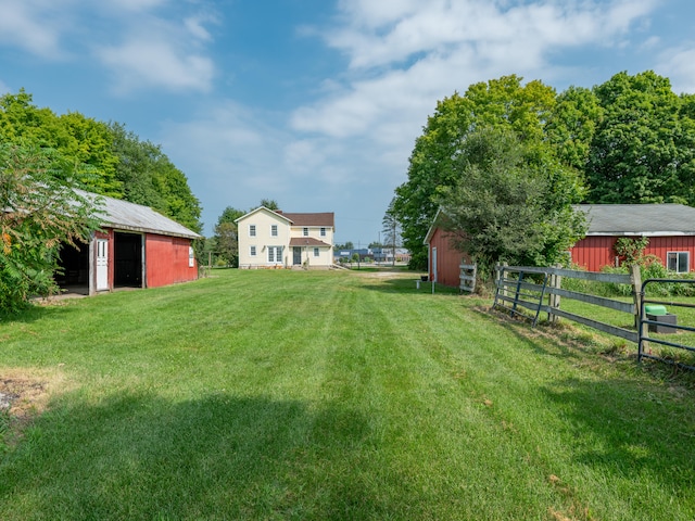 view of yard featuring an outdoor structure