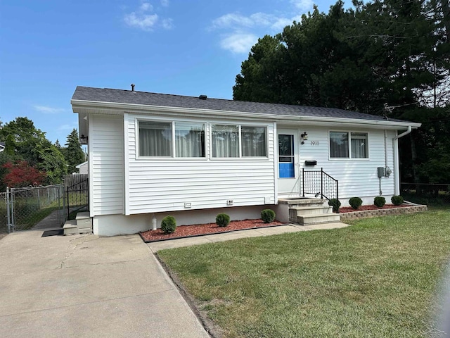 view of front of house featuring a front yard