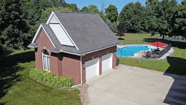 view of swimming pool featuring a lawn