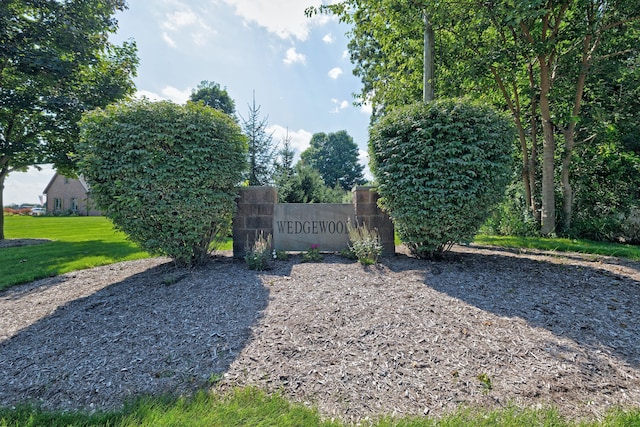 community sign with a lawn