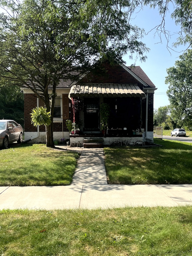 view of front of home featuring a porch and a front lawn