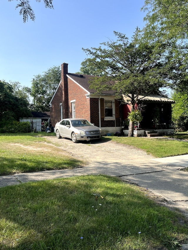 view of front of home featuring a front yard