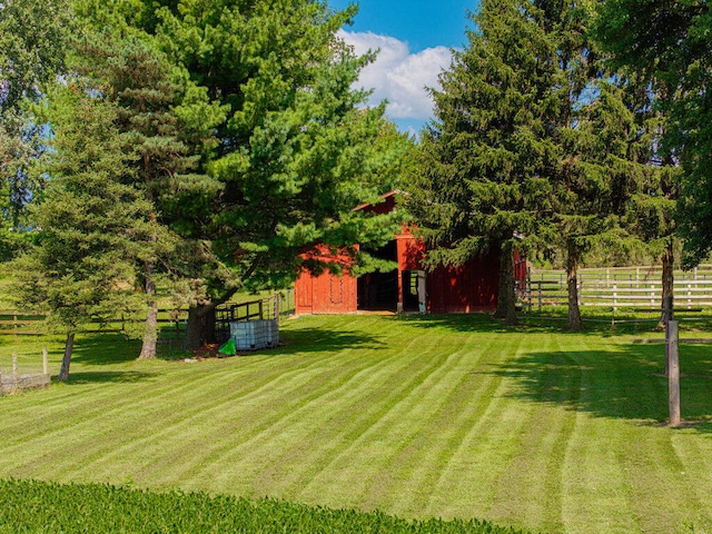 view of yard with an outdoor structure