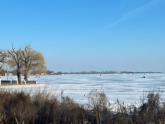 water view featuring a rural view