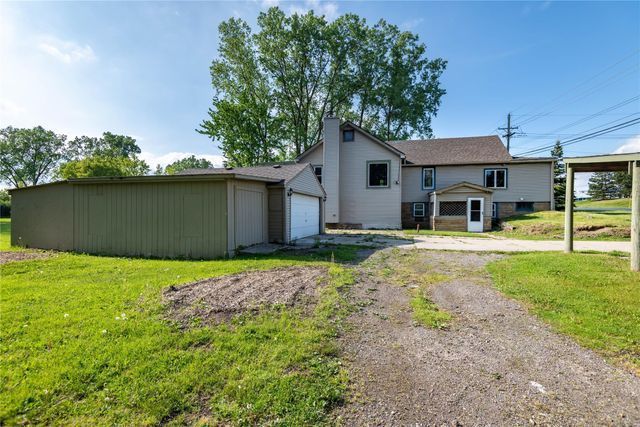 view of front of home featuring a front lawn and a garage