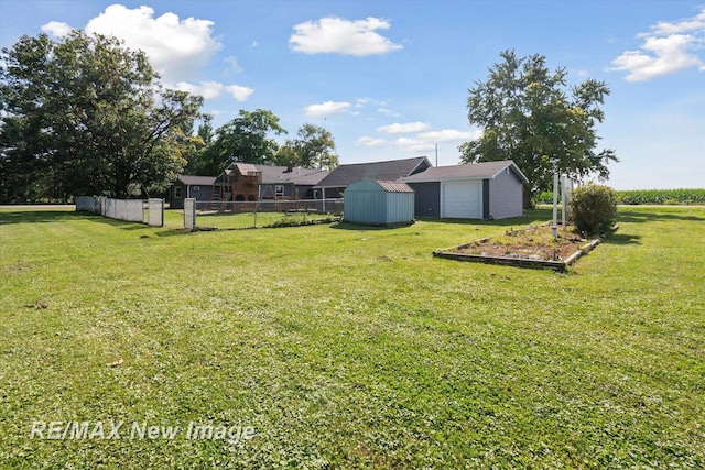 view of yard featuring a shed