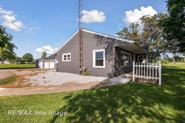 view of side of property featuring a yard