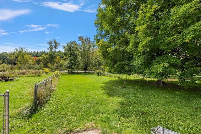 view of yard featuring a rural view