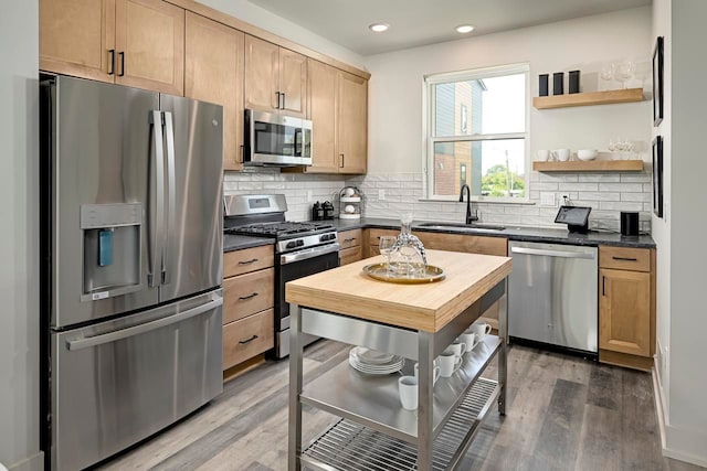 kitchen with tasteful backsplash, sink, stainless steel appliances, and dark hardwood / wood-style floors