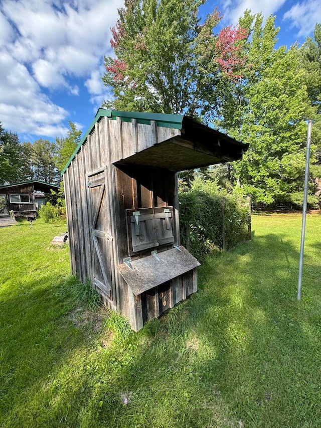 view of outdoor structure with a yard