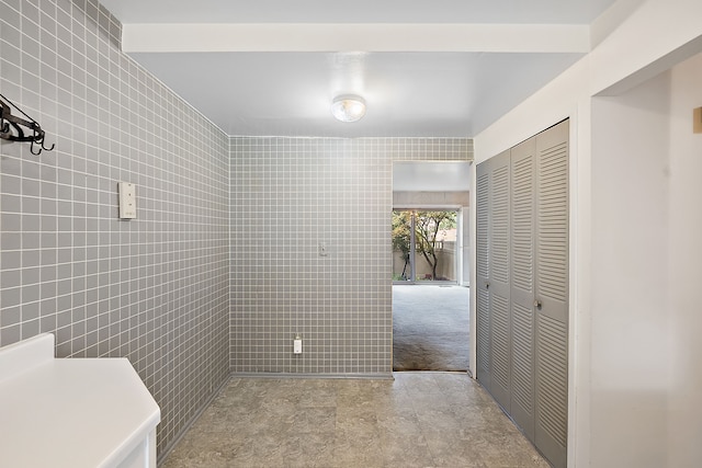 bathroom featuring tile walls