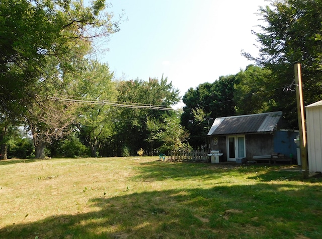 view of yard with an outdoor structure