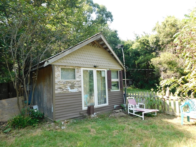 view of outdoor structure with a yard