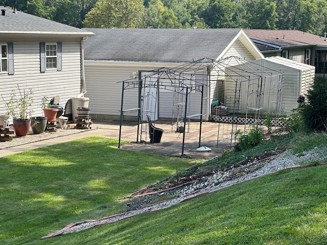 view of yard with a patio area