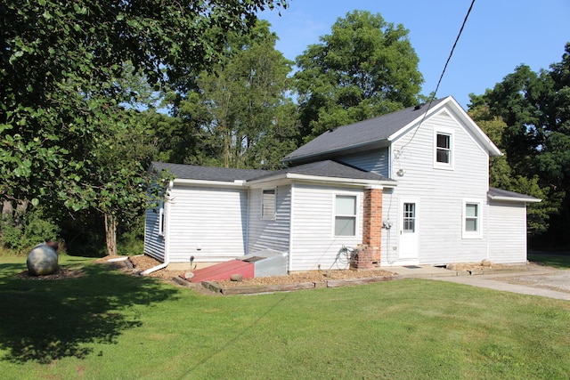 view of front facade with a front lawn